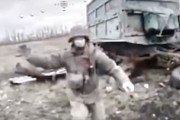 【動画】色々な物を投げつけてドローンを撃退しようとするロシア兵。