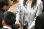小野田紀美大臣が怒り、銀色ドレス巡る誹謗中傷投稿に「ヘイトにドレスを巻き込むな、営業妨害」