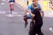 【動画】 女さん、自転車レースでまたやらかす・・ ゴール直前大惨事、大怪我で病院搬送