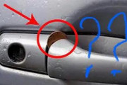 車に帰ってきたらドアにコインが挟まってたwww