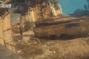 ハマス戦闘員、Ｔシャツ&ジーンズでよくメルカバ戦車に肉迫できるな！