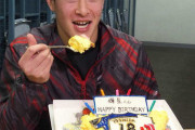 【朗報】吉田輝星、19歳の誕生日は日付が変わった瞬間に柿木からケーキのプレゼント