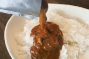 仕事ができる上司の昼飯が1年中タッパーに詰めたご飯にレトルトカレー　なんか簡素で悲しくなる