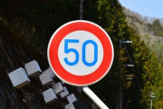 高速道路に速度制限の丸い標識あるじゃん？