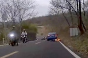 【動画】車と正面衝突したバイク乗りが空中3回転してしまう事故。
