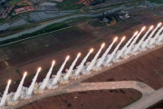 移動式発射台から18発を同時発射、北朝鮮の超大型放射砲…韓国を威嚇する軍事デモンストレーション！