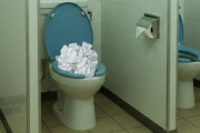 パチンカスによるトイレのイタズラを防止する「ジャンボトイレットロール777m専用・鍵付き容器」が発見される！これでトイペダンクに怯えず済むな！！！