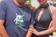 セクシー女優さんのパチ来店、ツーショット写真がべったり