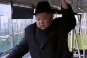 バスを視察した金正恩「席が狭い！お前、座ってみろ！ほら！」と部下に叱責してしまうｗｗｗｗｗｗ ツッコんだら粛清されるだろこれｗｗｗｗ