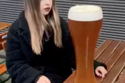 女さん、くそでかジョッキになみなみと注がれたビールを一瞬で飲み干してしまう…！！