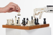 【悲報】 チェスロボットさん、対戦相手の少年(7歳)の指をへし折ってしまう