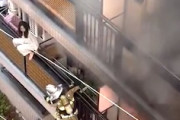 【大阪】火災でパニックになり消防士を蹴落としてしまう女性の映像が話題に。