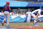 逆転許し肩を落とす韓国の捕手・梁義智 [8/7]