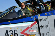 【朗報】菅首相、F4戦闘機に搭乗