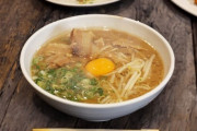 うどんに生卵←わかる 蕎麦に生卵に生卵←まぁわかる ラーメンに生卵←ファイっ！？
