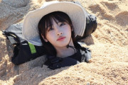 【元STU48】沖侑果さん、宮古島の浜辺に埋まる