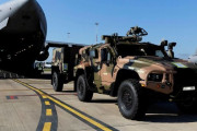 多用途歩兵機動車「ハーケイ」をC-17AグローブマスターIII大型輸送機で初空輸！