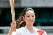 【記事】荒川静香さん 静岡の聖火リレーで宣言「貴重な火を手にしている。希望のともしびをつながせていただく」