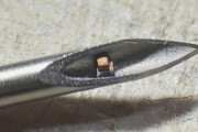 塩つぶサイズのチップを注射で埋め込み、超音波で電力供給と無線通信実現。米研究チーム