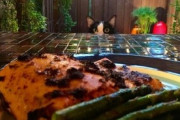 【ねこGIF】お肉をモリモリ食べるデッカい黒猫さん…幸せそうで何よりですwww