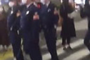 【動画】 歌舞伎町、ついに警棒を持った警察官が街を練り歩き通行人にプレッシャーをかけ始める
