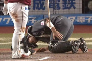 佐藤都志也、ファウルチップを激しく膝に当て悶絶…次イニングから田村に交代