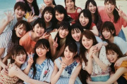 指原莉乃、日向坂46の写真集をもらう
