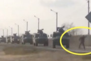 【動画】ロシア軍の車列の前に立ちふさがり、たった一人身を挺して侵攻を止めようとするウクライナ人。