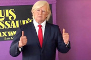 【悲報】蝋人形館に展示のトランプ前大統領、来館者に顔面を殴られすぎて撤去が決定