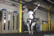 2足歩行ロボ「Atlas」、倒立前転や開脚ジャンプを披露　米ロボット企業ボストン・ダイナミクス社