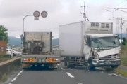 島根県で発生したトラック同士の衝突事故を真後ろから撮影。運転手は救急搬送。