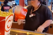 【朗報】アメリカのポップコーン屋さんの店員のパフォーマンスがカッコ良すぎると話題に