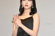 【画像】堀未央奈、二の腕あらわなノースリドレス姿　授賞式に華を添える