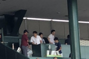 【悲報】石橋貴明さん、甲子園で柱の真後ろの席をあてがわれてしまう