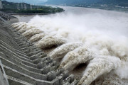 【中国】長江の洪水被害拡大　世界遺産・楽山大仏の足元が70年ぶりに水につかる　三峡ダムの水量は過去最大に