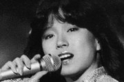 「これは永久保存版」「朝から何回も観ちゃう」中森明菜〝チョコCMソング〟熱唱に大反響「節が炸裂してる」「ヘッドホン左右逆だけどかわいいから許す」