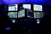 無人航空機MQ-9リーパーの遠隔操縦室で模擬ミッション飛行訓練をする米空軍パイロット！