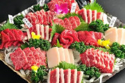 【画像】これ、焼肉用の肉じゃなくて「馬刺し」らしい・・・。肉を生で食べるのって美味いのかな・・・