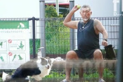 【画像】清原和博、犬にボールを投げつける姿を激写されるwww