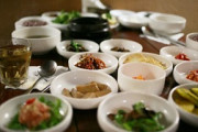 【韓国】「洗って使えばいい」　残ったおかずの再利用を客に指摘された食堂