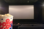 Q.映画館のポップコーンの音がうるさいです　A.病気です