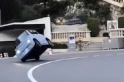 【動画】シトロエンの小型EV「AMI」モナコのローズヘアピンで簡単に横転してしまう。