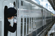 【画像】鉄オタ「電車の写真とるか‥ん？あの女駅員エッッッッ！?（ﾊﾟｼｬ）」