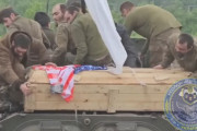 バフムト郊外でウクライナとロシアが捕虜交換…星条旗が掛けられた棺も！
