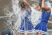 【画像】暑すぎて水浴びするチアガールが撮られてしまうｗｗｗｗｗ