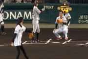 【阪神】藤川球児の親子始球式でプレーボール　長男とバッテリー結成