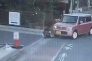 【動画】女の子の足を前輪・後輪で二度轢いた上、クルマから出てこない運転手が酷すぎる・・・