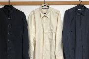ここに３つシャツがあります。二つはユニクロで１つは高級ブランドです。当てられるかな？