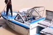 【動画】水警402。中国には水死体を回収する専用の船があるらしい。