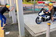 【画像】元教習指導員女子ライダーさん「トイレから帰ったら知らない外国人が自分のバイクまたがってた‼︎」